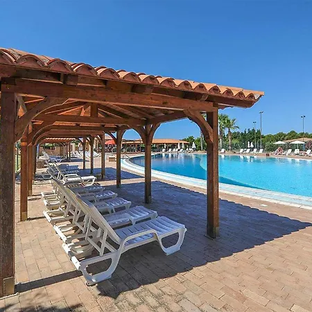 Stunning In Isola Capo Rizzuto With House Sea View Holiday home